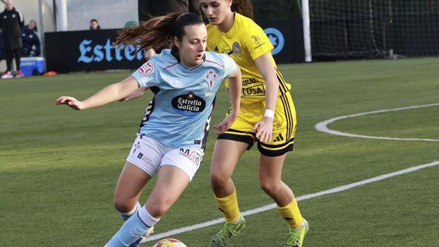 La céltica Tati Cruz conduce el balón ante una jugadora del Olímpico de León, en A Madroa. | JOSE LORES