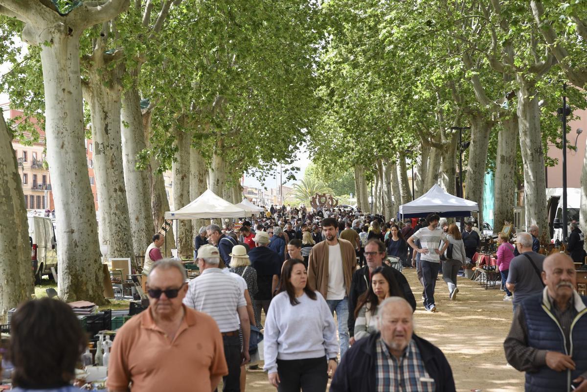 El passeig Marimon Asprer ple de visitants durant una edició anterior de la Fira Mercat al Carrer