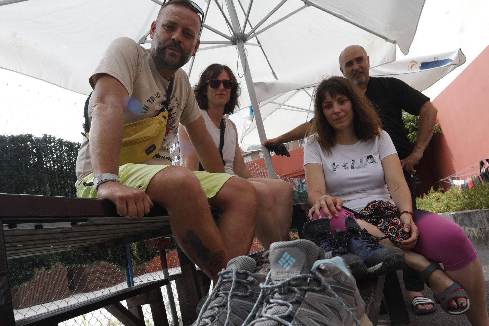 Un grupo de peregrinos en el albergue de Avilés.