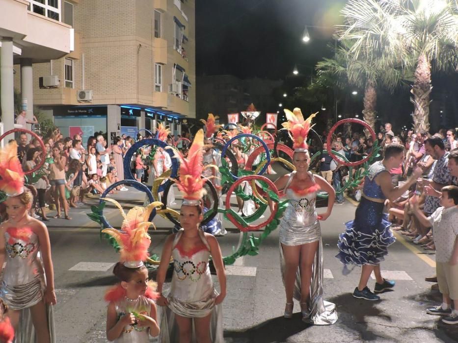 La bahía de Águilas se transforma en un gran teatro en su Carnaval de verano