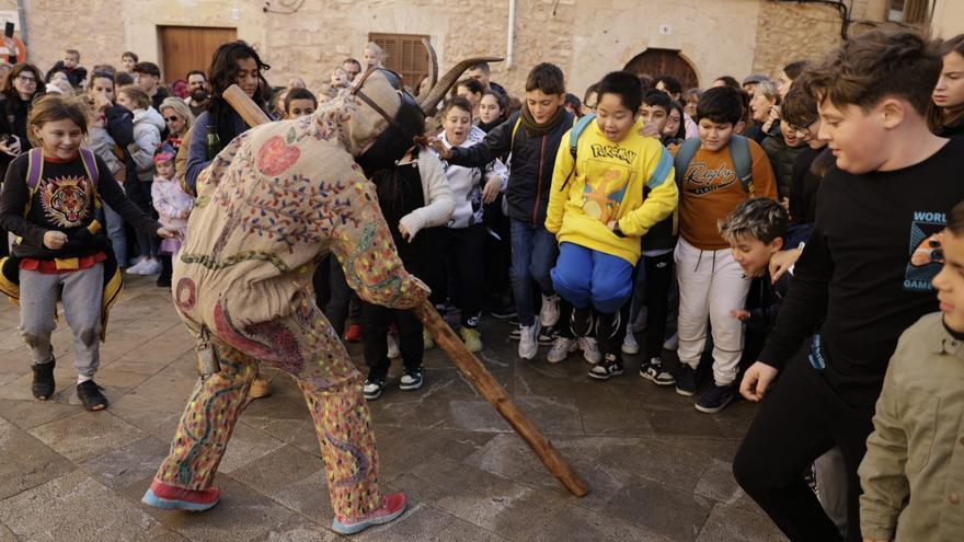 Los &#039;cossiers&#039; de Algaida danzan en honor al Sant Honorat más feminista de la historia