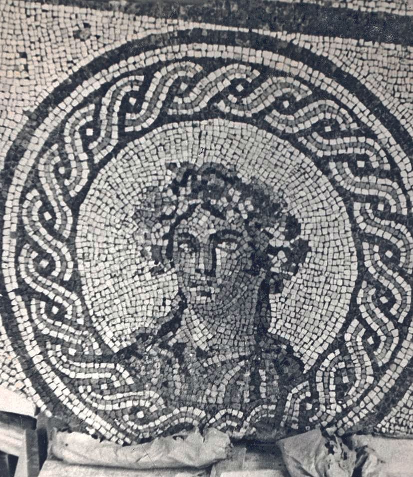 Mosaico de una deidad romana hallado en la plaza cordobesa.