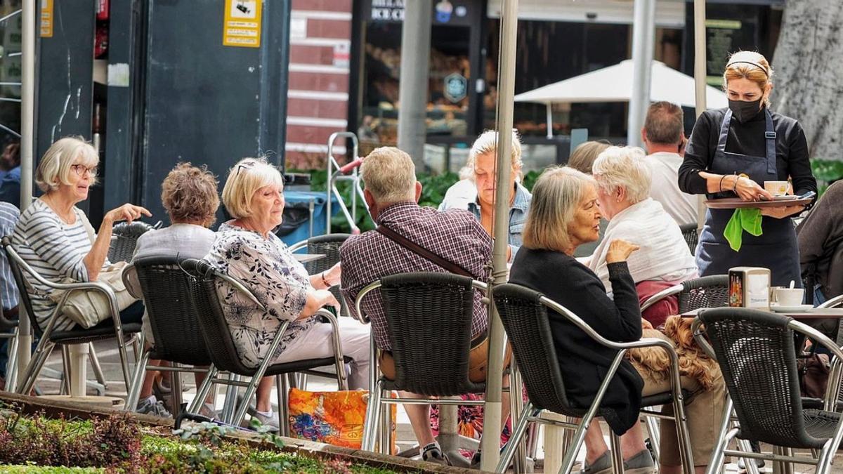 Un grupo de cruceristas consume en una terraza de la capital tinerfeña