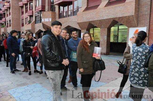 Javier Castillo firma su nueva novela, 'El día que se perdió el amor', en la Casa del Libro de Murcia