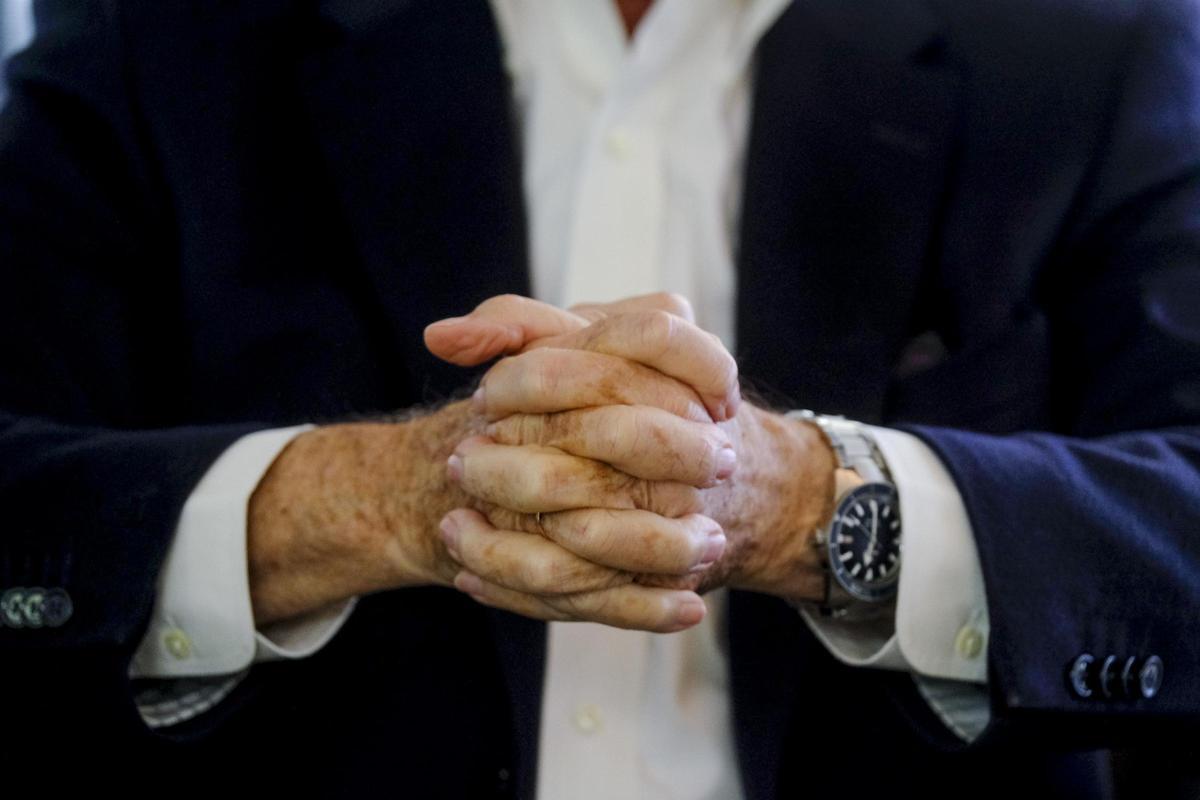 Alberto Cabré aprieta sus manos.