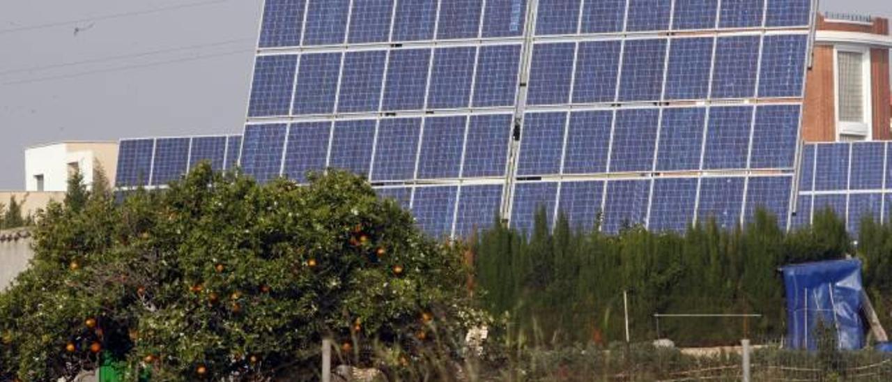 Los fondos se lanzan a por los huertos solares en quiebra por el cambio legal