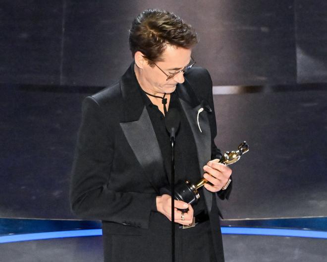 Robert Downey Jr., emocionado al recoger su Oscar 2024