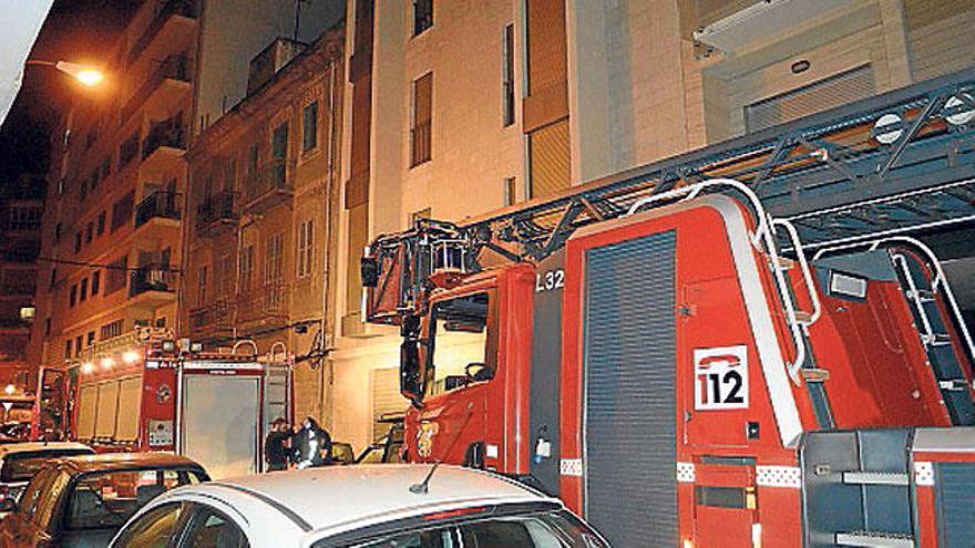 Sofocado un pequeño incendio en un piso