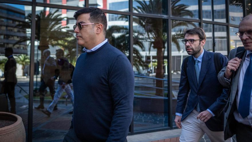Rayco García entrando a las dependencias del Palacio de Justicia de Santa Cruz de Tenerife