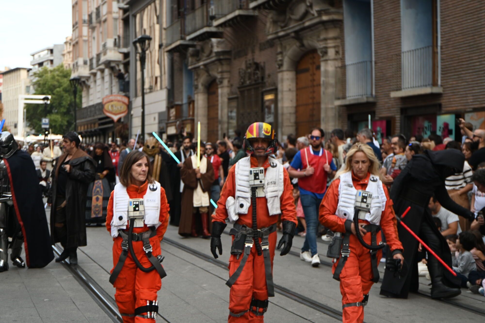 En imágenes | El desfile de Star Wars acerca la fuerza al público de Zaragoza