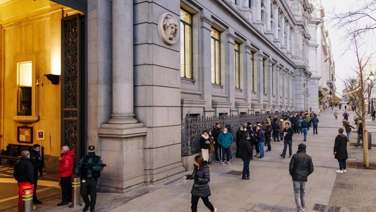 Ahorradores haciendo cola en la fachada del Banco de España, en una imagen de archivo.