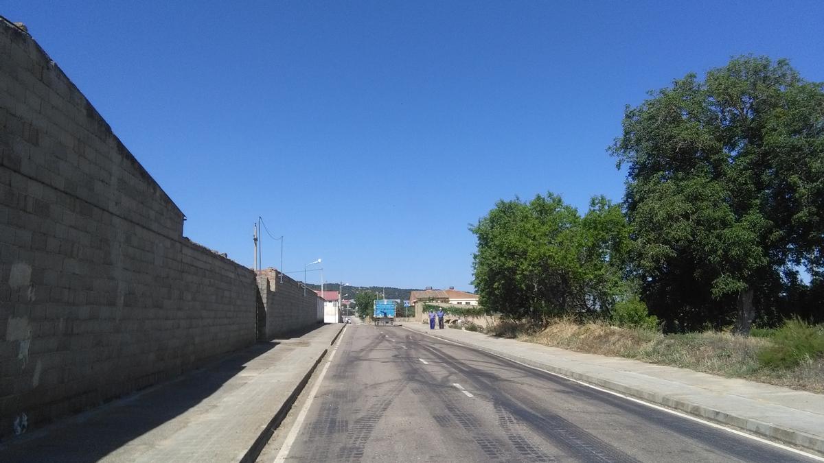 Vecinos pasean por la travesía de la carretera de Peleagonzalo