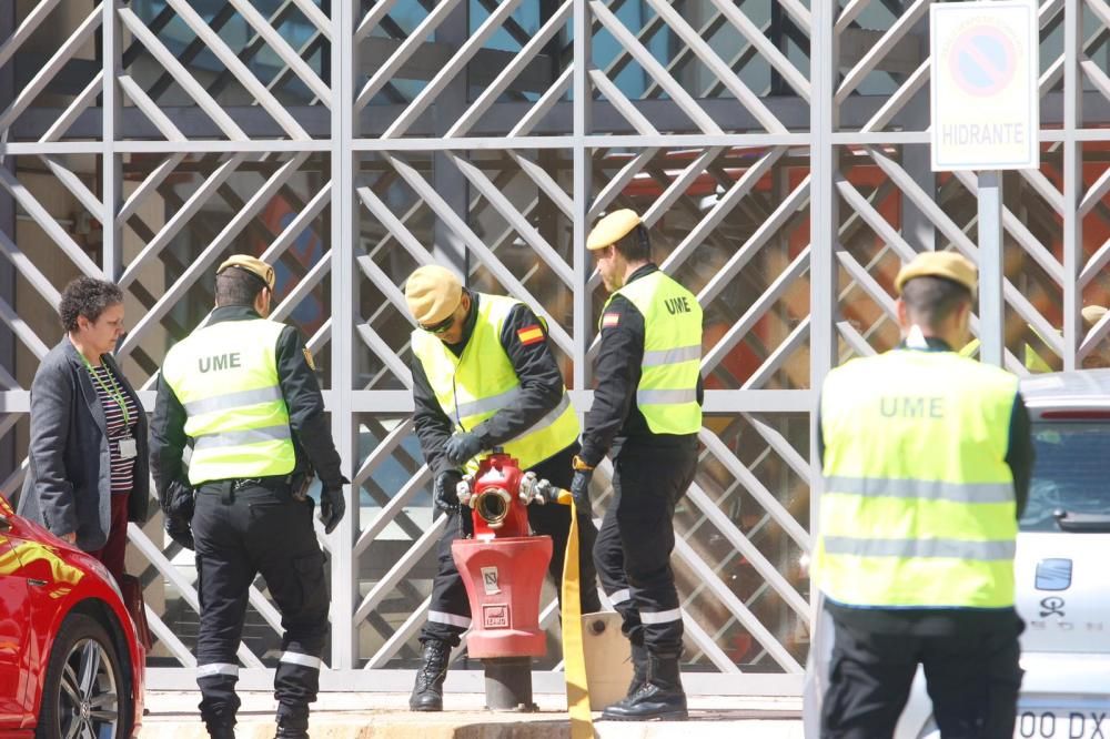 Efectivos de la UME en labores de desinfectación en el Aeropuerto de Málaga.