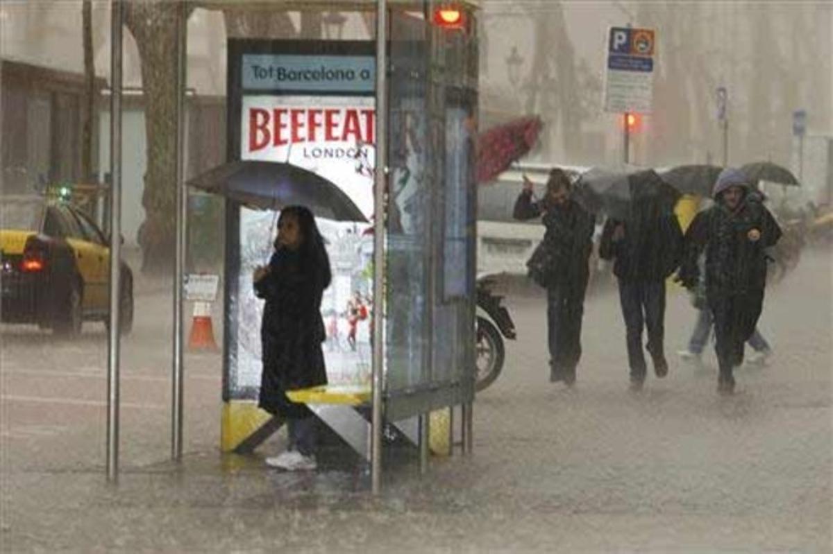 Las paradas de autobús se convierten en cobijo improvisado de la intensa lluvia.