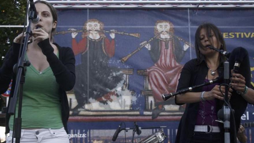 Dos de las intérpretes, durante el concierto organizado ayer en la Plaza de Claudio Moyano