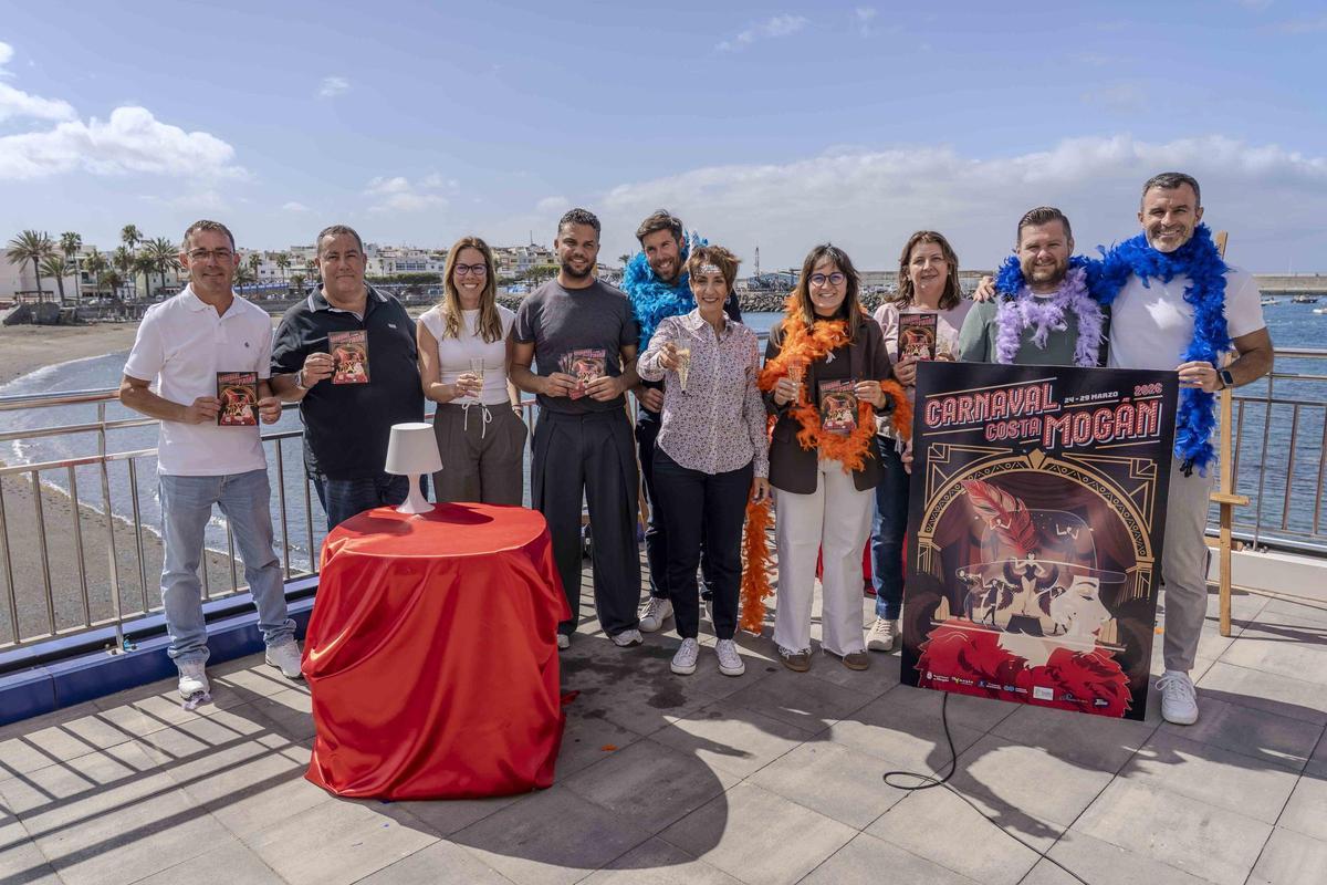 La alcaldesa de Mogán Onalia Bueno, junto a concejales y concejalas del Ayuntamiento durante la presentación del Carnaval Costa Mogán.