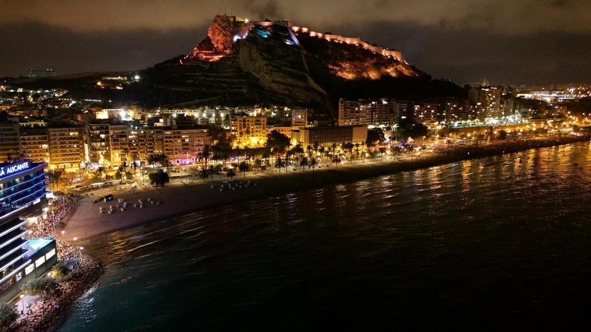 Alicante pierde unos 7.000 metros cuadrados de arena para ver los fuegos de Hogueras con el cambio de ubicación