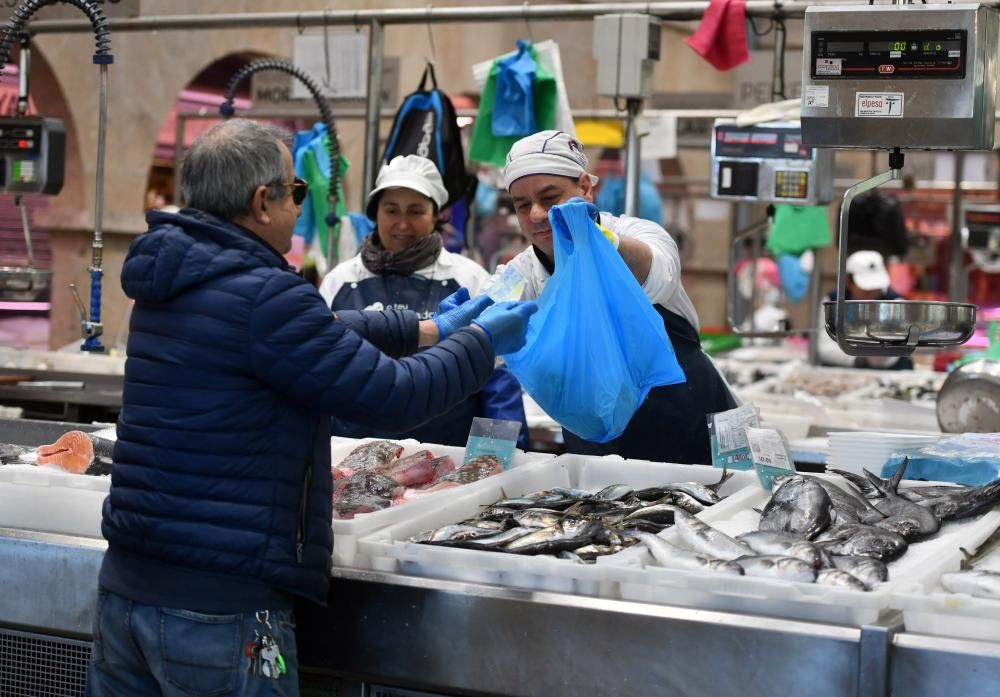 Coronavirus en Pontevedra: las colas en los supermercados vacían la plaza de abastos