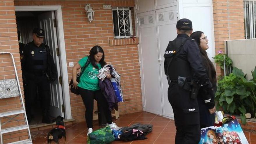 Una mujer y sus hijas salen desahuciadas de su piso en Castelló