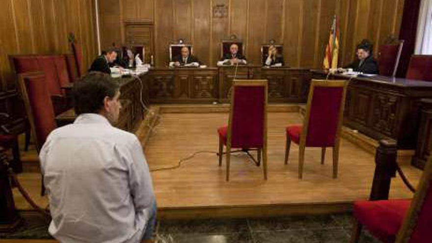 El acusado ayer en el banquillo durante el juicio.