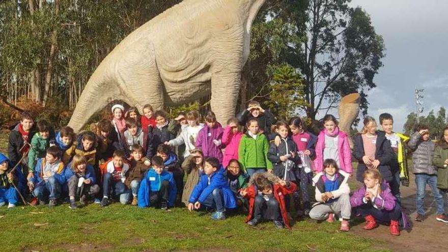 Los alumnos de Cultura Asturiana de cuarto de Primaria de la Gesta, ayer en el Muja.