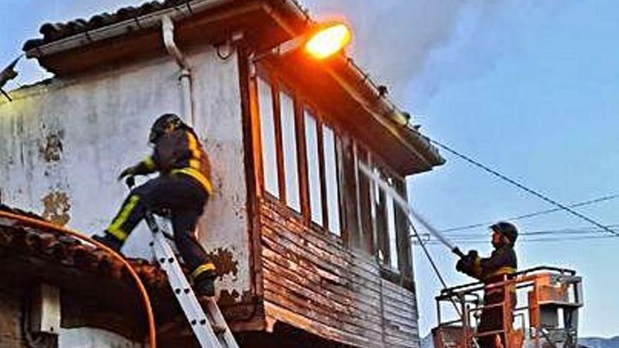 Un incendio calcina una casa de dos pisos en el pueblo de La Juncar, en Riosa