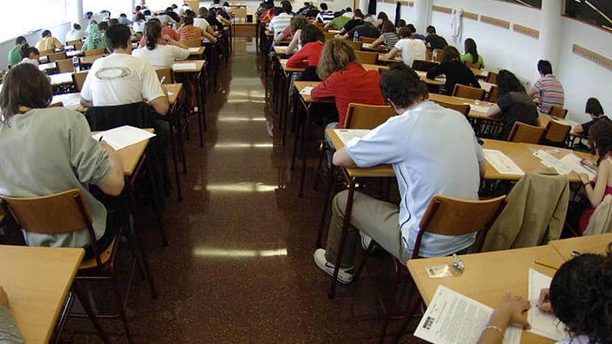 Un grupo de alumnos realiza un examen en una facultad. / víctor echave