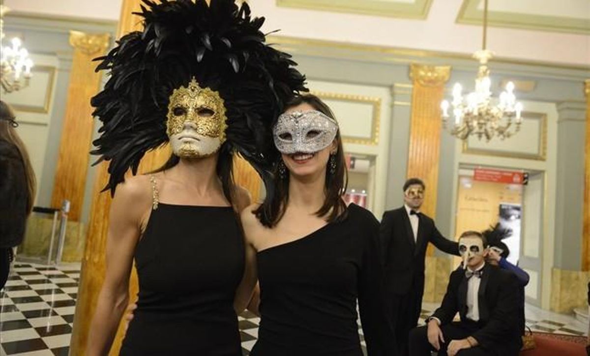 Algunos de los asistentes al baile de máscaras del Liceu.