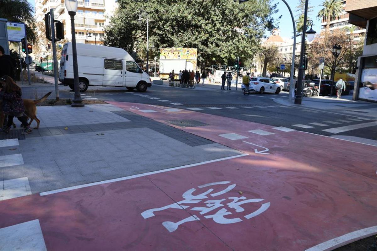 El cruce de peatones, vehículos a motor y bicicletas entre Gadea, Reyes Católicos, Soto y Calvo Sotelo.