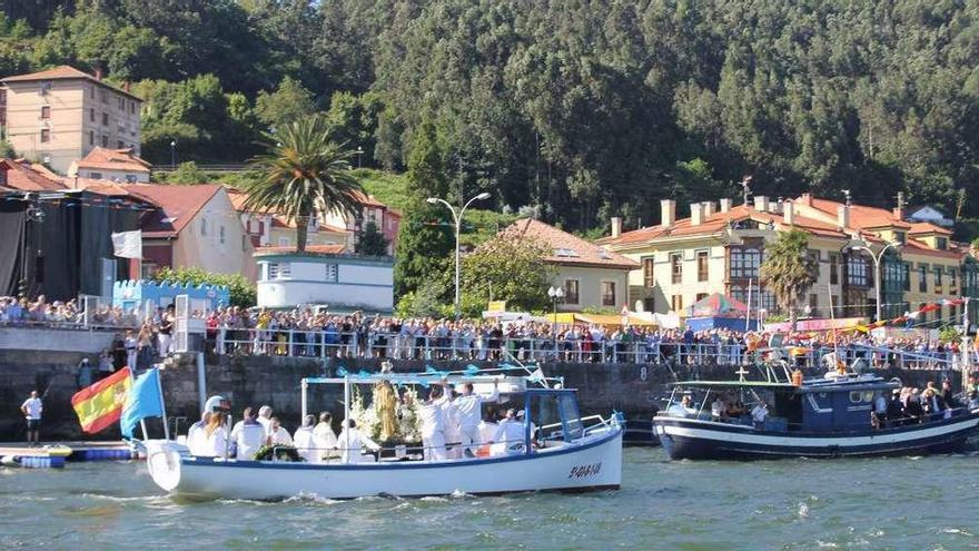 Salida de &quot;La Carmela&quot; con la imagen de la Virgen en la procesión marinera del año pasado.