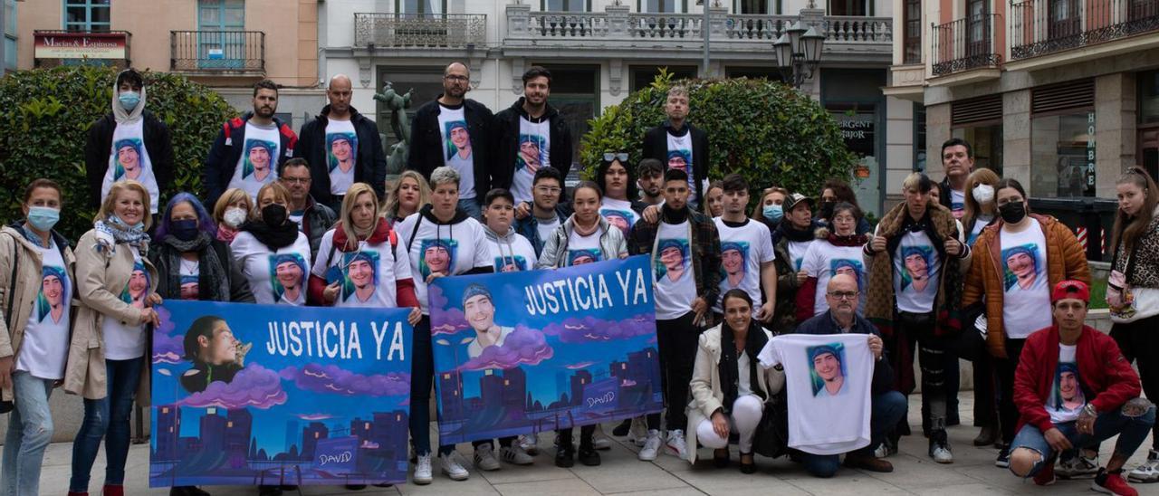 Más de cuarenta personas llegadas de Granada piden justicia ante la Audiencia de Zamora.