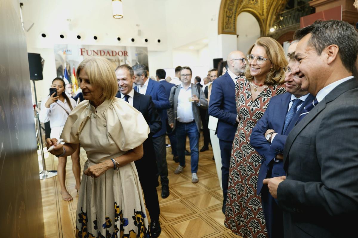 María José García-Pelayo firma una 'bota' de vino de Jerez.