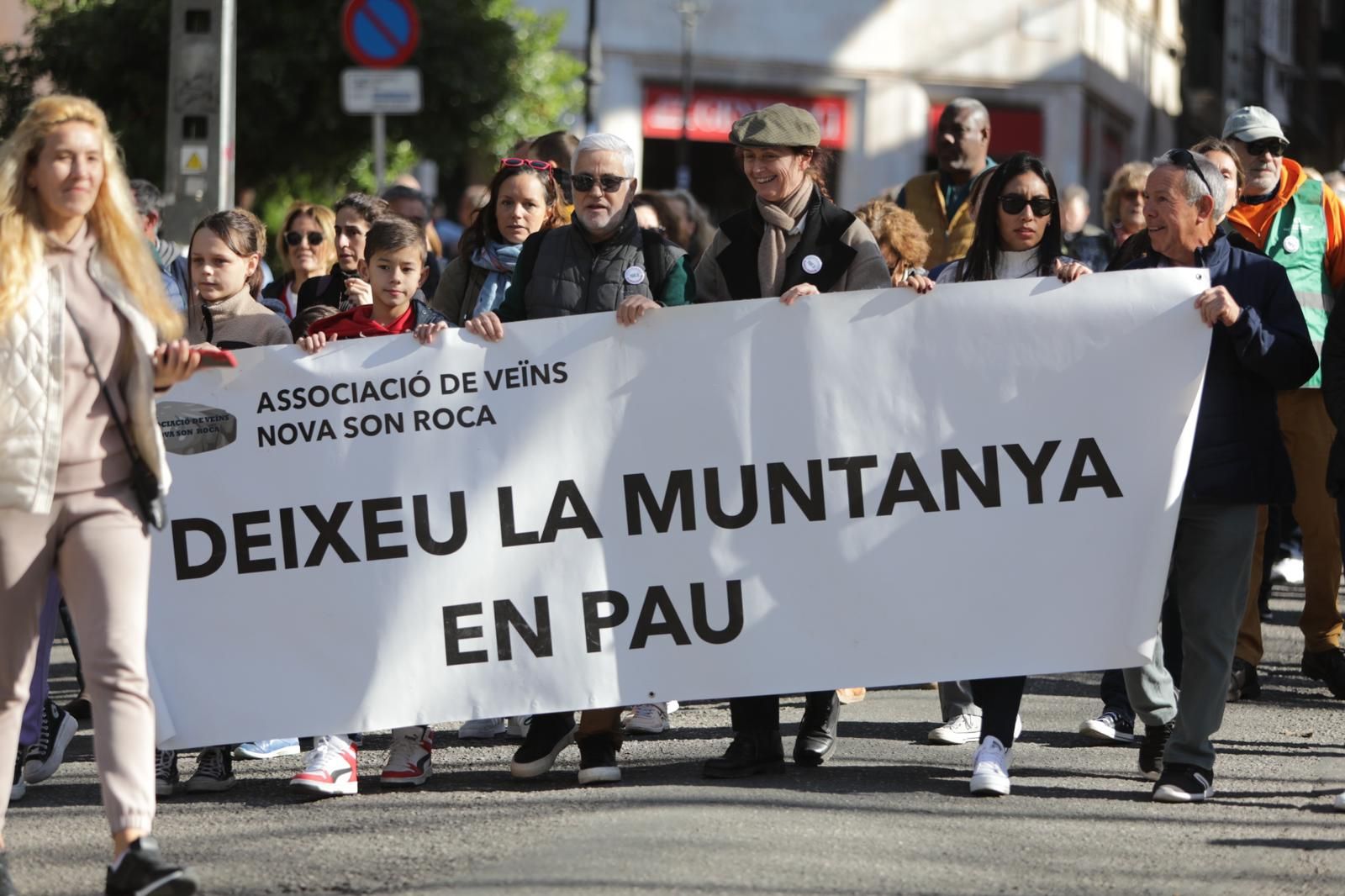 Unas 200 personas reclaman que las pedreras de Establiments se conviertan en un parque público.