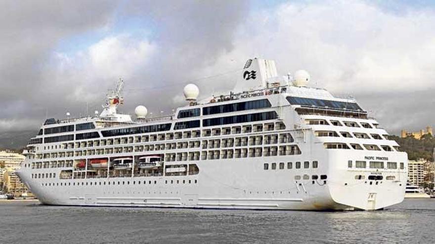 El ´Pacific Princess´, entrando al puerto de Palma.