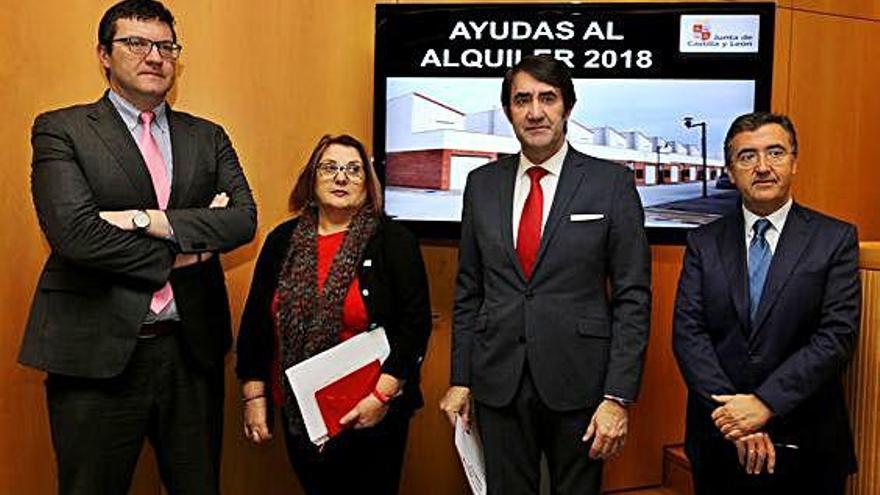 El consejero de Fomento, Juan Carlos Suárez-Quiñones, presenta la resolución de las ayudas al alquiler.