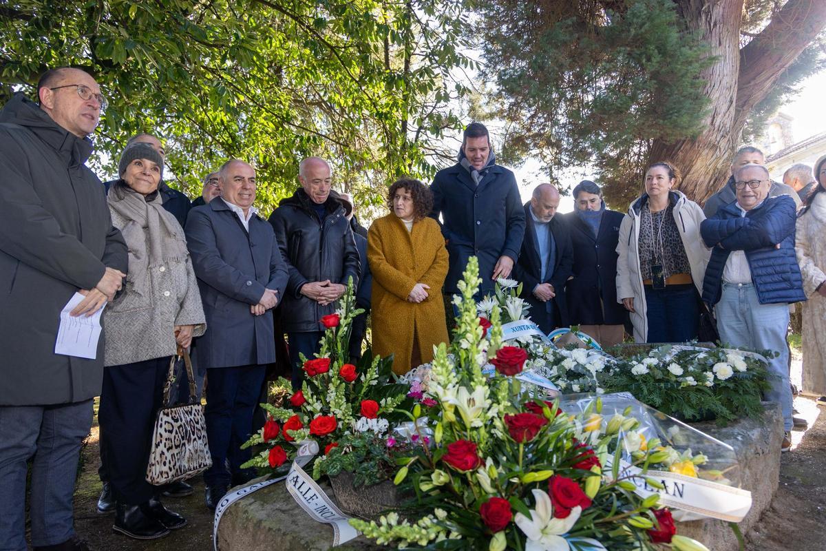 Ofrenda floral a Isaac Díaz Pardo e ofrenda en lembranza de Ramón María del Valle-Inclán
