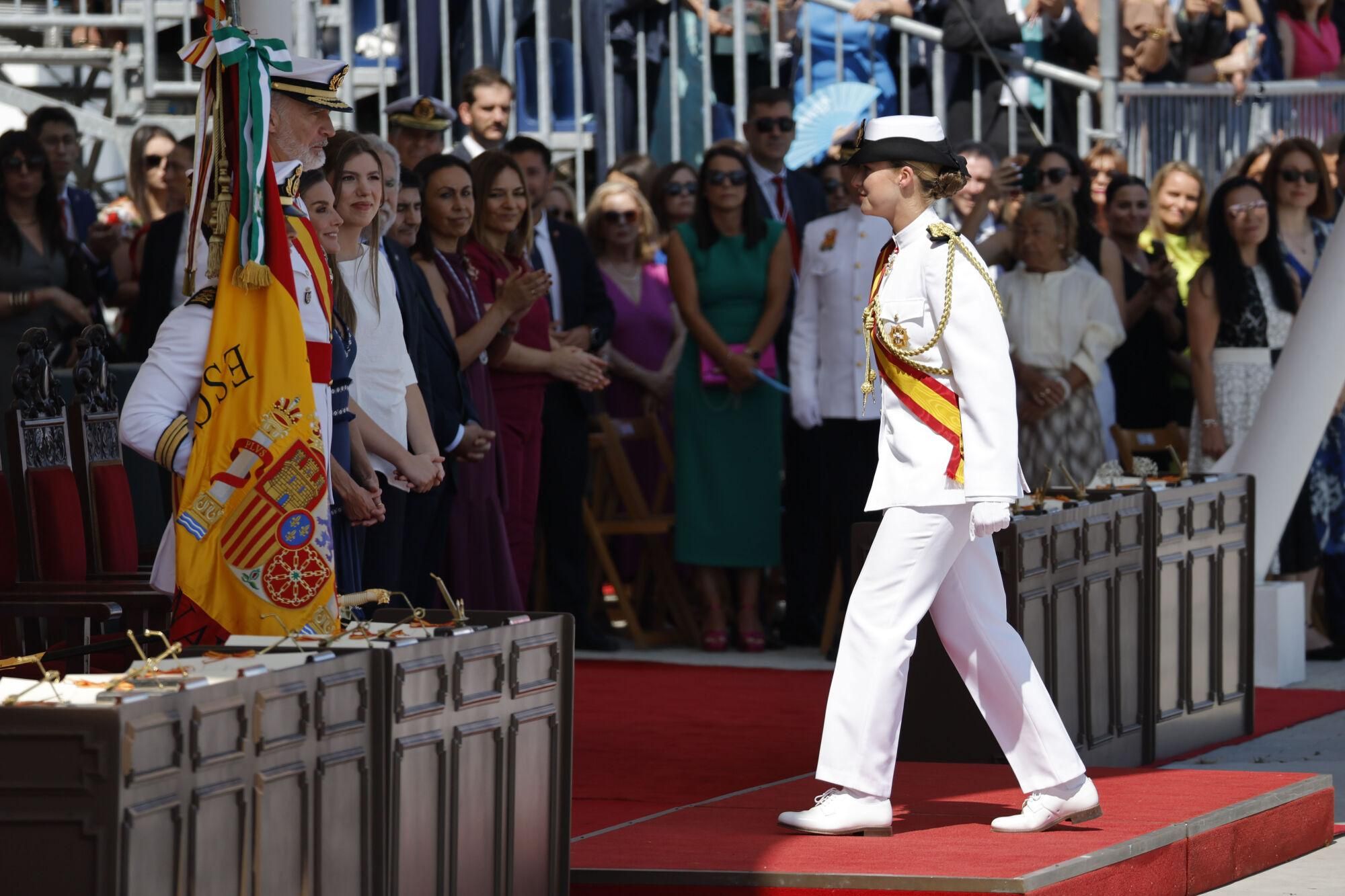 MARÍN (PONTEVEDRA), 16/07/2025.- La princesa Leonor tras recibir la Gran Cruz al Mérito Naval de manos de su padre, el rey Felipe VI, durante la entrega de reales despachos a los nuevos oficiales en la Academia Naval de Marín, un acto al que asisten la reina Letizia y la infanta Sofía, este miércoles. EFE/ Lavandeira Jr