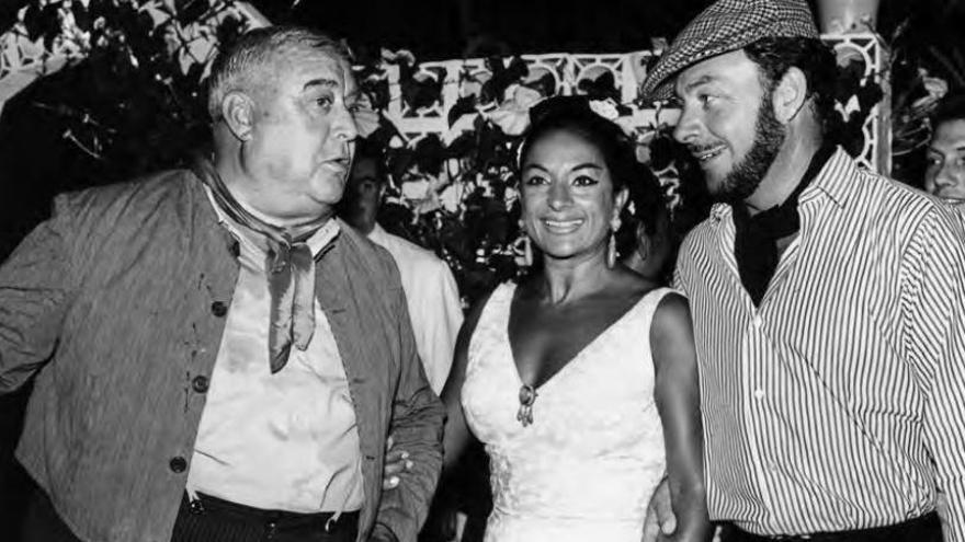 Edgar Neville (izquierda), con Lola Flores y Alfonso de Hohenlohe en una fiesta en Marbella.