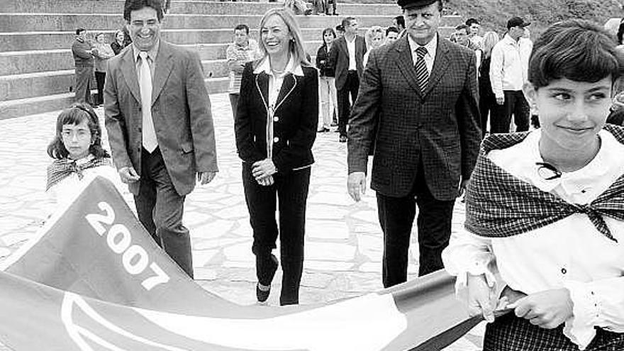 A la derecha, Juan Luis Vigil, entonces presidente de la Cofradía, con Vallina, en 2007, en La Peñona con la bandera azul.