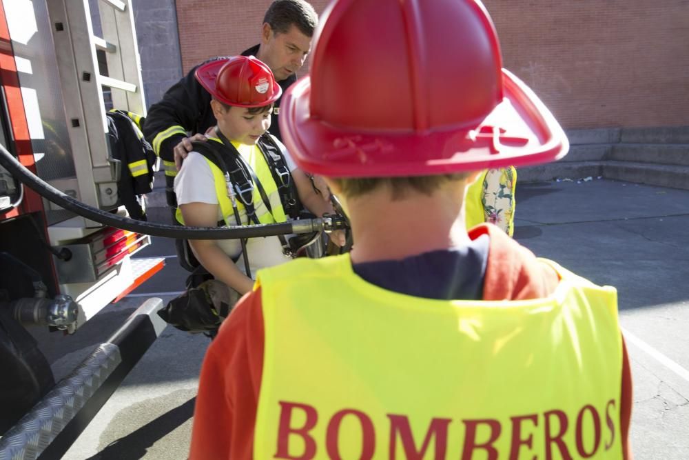 Los bomberos de Oviedo en el colegio Novo Mier