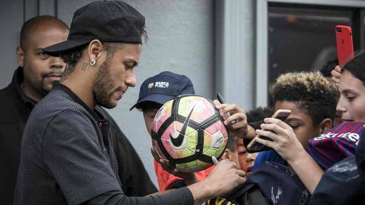 Neymar, junto a unos aficionados