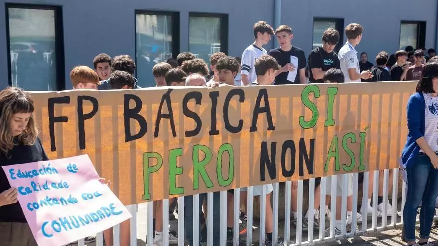 Protesta en el instituto de Carral por la imposición de la FP Básica