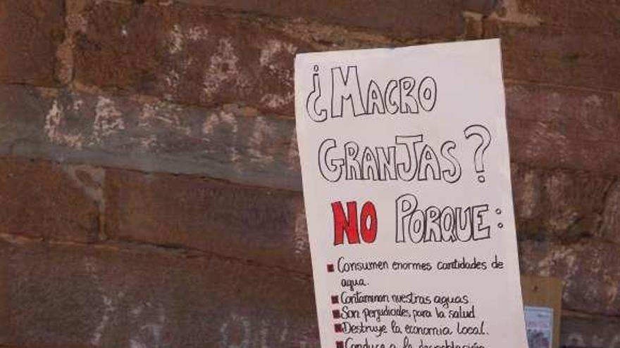 Pancarta contra las macrogranjas en la protesta de Tábara.