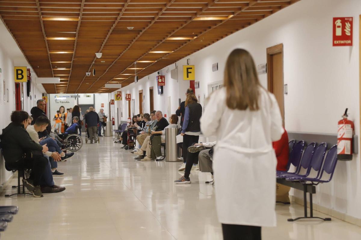 Una médica camina por un pasillo del hospital Provincial de Córdoba.