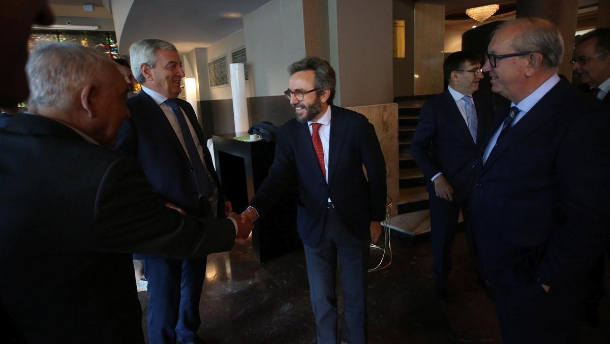 Desayuno informativo con Salvador Illa en Pamplona organizado por Diario de Noticias y EL PERIÓDICO. Aitor Moll, consejero delegado de Prensa Ibérica saluda a uno de los asistentes, en presencia de Iñaki Alzaga, presidente del Grupo Noticias.