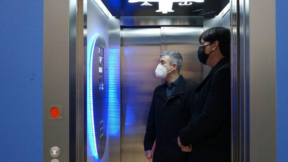 L&#039;investigador Carlos Rodríguez y el conseyeru de Ciencia, Borja Sánchez, nel ascensor con intelixencia artificial. | Reproducción de S. Arias