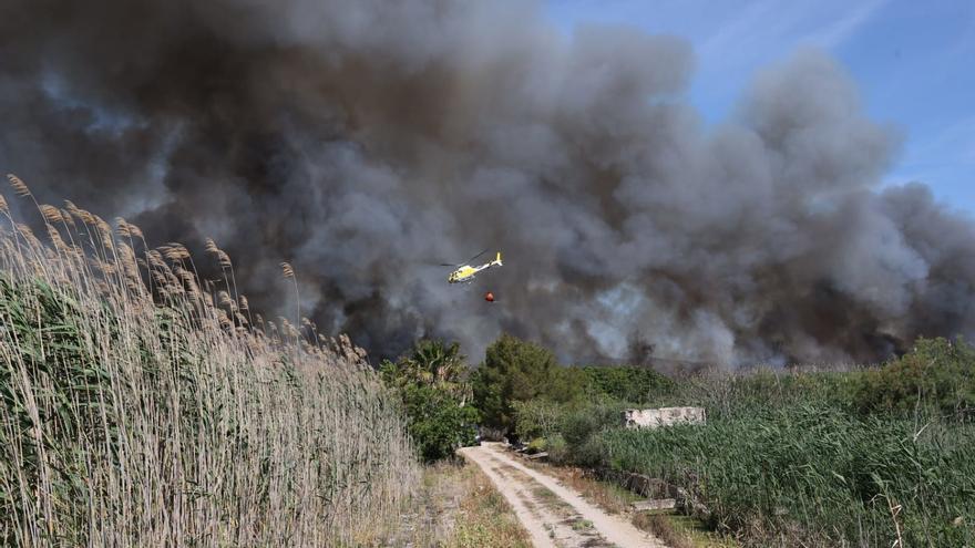 Un helicóptero del Ibanat actuando sobre el incendio en S'Albufera.