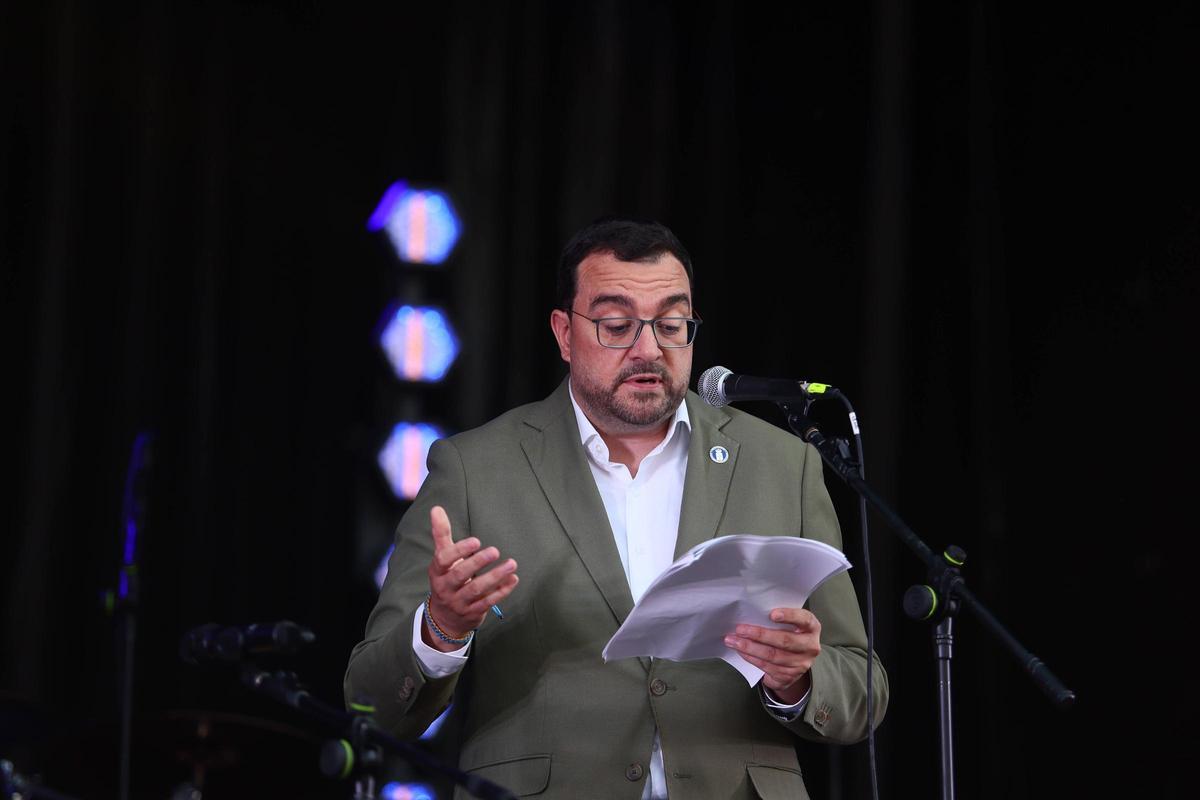 Así fue el pregón de las fiestas de Pola de Laviana, con Adrián Barbón, presidente del Principado Así fue el pregón de las fiestas de Pola de Laviana, con Adrián Barbón, presidente del Principado