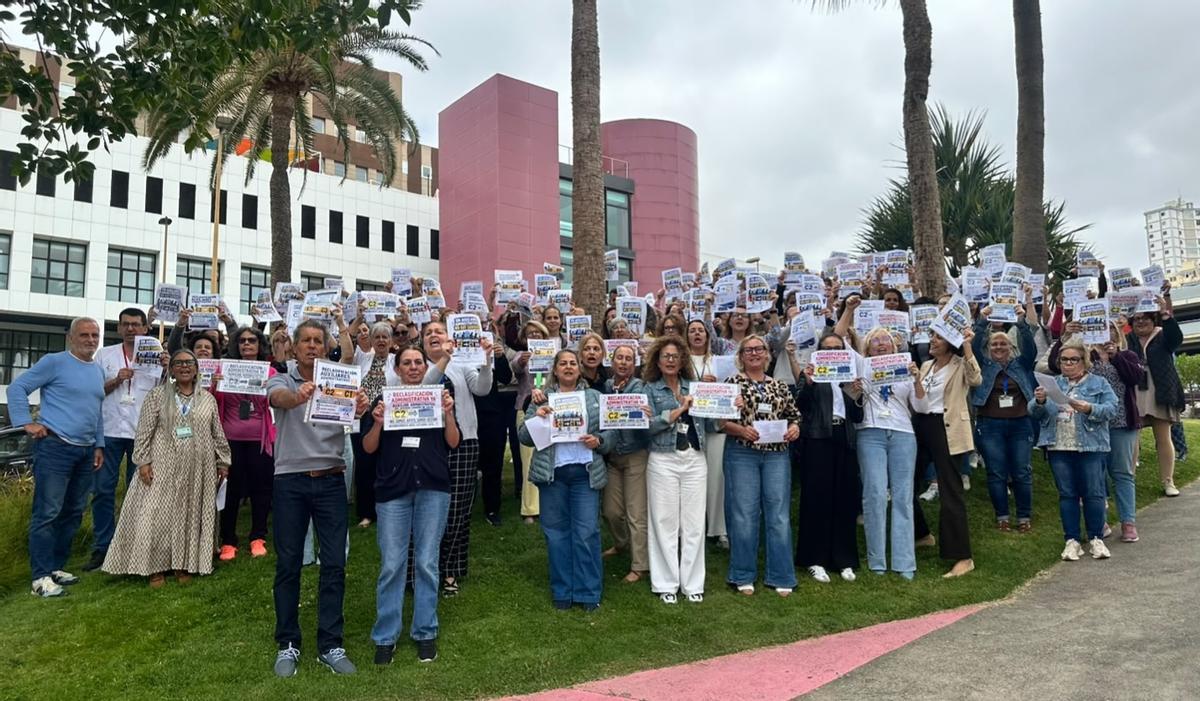 Los Auxiliares Administrativos del Servicio Canario de Salud exigen su reclasificación inmediata al Grupo C1