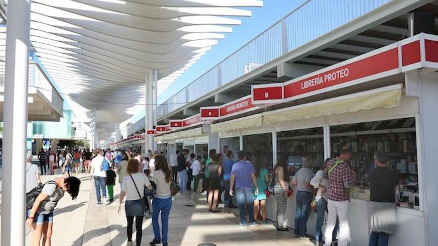 Imagen de algunas de las casetas de la pasada edición de la Feria del Libro de Málaga.